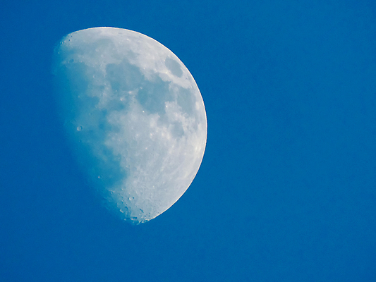 포토 JPG 해외이미지 하늘색 사람없음 야외 달 야간 반달 해외202004 해외포토 자연요소 파란색 파일형식 이미지허브