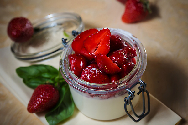 포토 JPG 해외이미지 전통 열매 커피 음식 조각 백그라운드 잎 과일 부분 유리 딸기 디저트 치즈 요리 사람없음 장식 빨간색 초록색 갈색 쿠키 케이크 식당 초콜릿 이탈리아 흰색 신선 달콤 맛 상품 설탕 굽기 민트 크림 코코아 무스 크림치즈 페스츄리 핸드메이드 티라미수 해외202004 해외포토 식물 유럽 음료 빵 컬러 컨셉 재질 유제품 상점 구이 허브 파일형식 이미지허브