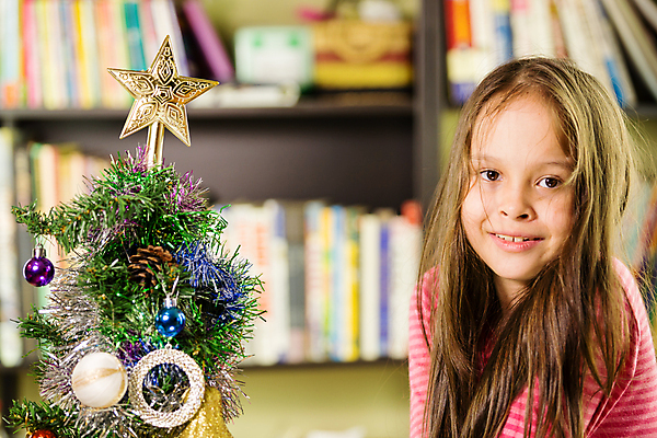 포토 JPG 해외이미지 나무 백인 여자 행복 별 어린이 크리스마스장식 크리스마스 공 가족 휴가 주택 사랑 한명 미소 사람 장식 컬러풀 중국 장식볼 축하 12월 다민족 혼혈 해외202004 해외포토 자연요소 서양인 식물 1 기념일 감정 아시아 컬러 컨셉 관계 표정 건물 날짜 다문화 파일형식 이미지허브