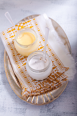 포토 JPG 해외이미지 그릇 접시 음식 과일 탁자 디저트 사람없음 노란색 저녁식사 흰색 우아함 달콤 아침식사 보호 레몬 크림 상쾌 이탈리아문화 코코넛 바닐라 부스러기 커스터드 핸드메이드 해외202004 해외포토 식기 감정 컬러 가구 컨셉 식사 맛 유럽문화 파일형식 이미지허브