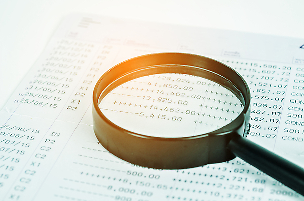 포토 JPG 해외이미지 응시 컨셉 돈 유리 돋보기 사람없음 금융 확대 분석 검색 보고서 비전 회계 계산서 수입 비용 해외202004 해외포토 시선 재질 경제 재산 파일형식 이미지허브