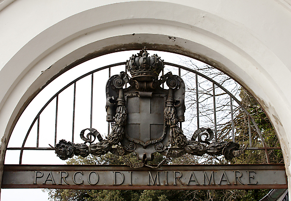 포토 JPG 해외이미지 유럽 문화 건축양식 미술 사람없음 건물 여행객 이탈리아 도시 역사 클래식 극장 대문 청동 천연기념물 해외202004 해외포토 건축물 건축 나라 컨셉 문화예술 사람 문 파일형식 이미지허브