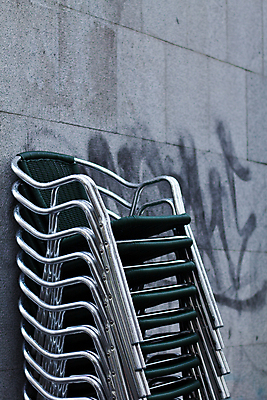 포토 JPG 해외이미지 디자인 벽 가구 백그라운드 컨셉 의자 휴식 사람없음 야외 초록색 태양 쌓기 식당 은색 해외202004 해외포토 자연요소 컬러 생활용품 모션 상점 파일형식 이미지허브