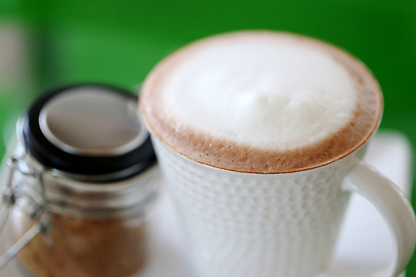 포토 JPG 해외이미지 커피 음료 음식 유리 탁자 아침 사람없음 컵 마시기 흰색 뜨거움 카페인 해외202004 해외포토 주간 식기 컬러 가구 모션 재질 파일형식 이미지허브