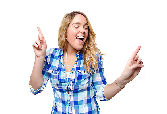 포토 JPG 해외이미지 백인 라이프스타일 여자 행복 음악 이어폰 백그라운드 노래 모바일 한명 미소 10대 스마트폰 핸드폰 청춘 금발 머리 헤드폰 소리 듣기 흰색 춤 MP3 오디오 고립 플레이어 해외202004 해외포토 서양인 1 헤어스타일 감정 컬러 음향기기 컨셉 모션 청소년 문화예술 표정 사람 생활 신체부위 전자제품 스마트기기 파일형식 이미지허브