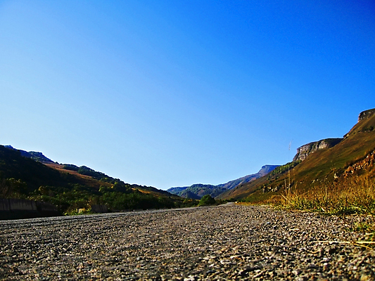 포토 JPG 해외이미지 백인 응시 계절 도로 여행 자연 하늘 산 안내 따뜻함 풍경 사람없음 초록색 여름 파란색 태양 노란색 산책 운전 광선 정상 숲 언덕 북쪽 천국 내추럴 방법 해외202004 해외포토 자연요소 서양인 시선 길 컬러 교통시설 모션 휴식 방향 생태계 파일형식 이미지허브