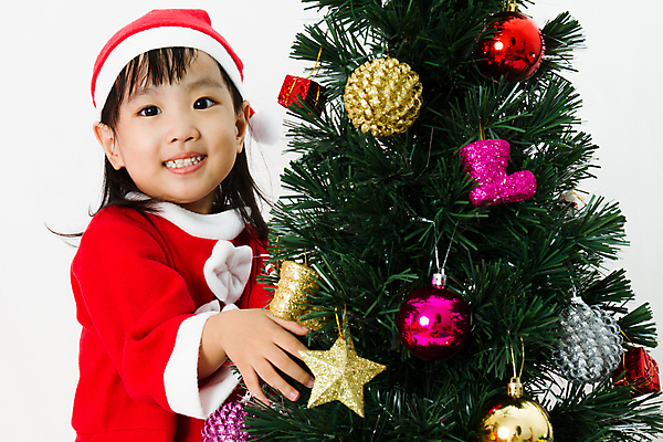 포토 JPG 해외이미지 나무 여자 딸 행복 얼굴 어린이 백그라운드 크리스마스 기념 실내 매달리기 선물 한명 사람 동양인 장식 빨간색 초록색 산타클로스 축제 흰색 축하 12월 말레이시아 해외202004 해외포토 식물 1 기념일 감정 아시아 컬러 컨셉 가족 모션 인종 내부 신체부위 날짜 파일형식 이미지허브