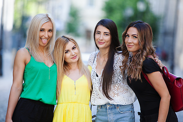 포토 JPG 해외이미지 백인 여자 행복 여행 휴가 함께함 사랑 미소 소녀 여러명 루마니아 부쿠레슈티 해외202004 해외포토 서양인 감정 유럽 어린이 다수 컨셉 표정 사람 파일형식 이미지허브