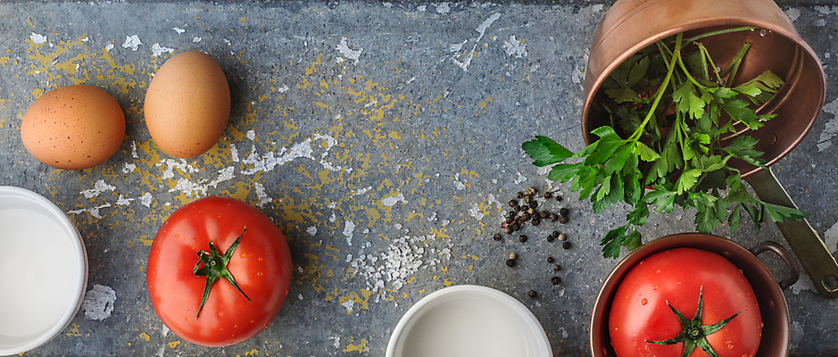 포토 JPG 해외이미지 접시 음식 토마토 채소 재료 탁자 파슬리 건강 요리 사람없음 가로 빨간색 초록색 세트 노란색 금속 계란 회색 바위 흰색 도자기 양념 사발 냄비 혼합 지중해 허브 향신료 준비 유기농 소금 스크래치 후추 해외202004 해외포토 식물 식기 웰빙 바다 컬러 가구 재질 알 돌_바위 사기그릇 솥 향미료 파일형식 이미지허브