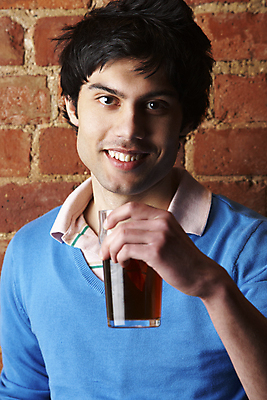 포토 JPG 해외이미지 백인 응시 남자 음료 벽 포즈 셔츠 유리 벽돌 한명 미소 사람 20대 세로 갈색 카메라 검은색 잡기 자신감 길이 해외202004 해외포토 서양인 1 시선 감정 컬러 상의 모션 재질 표정 청년 전자제품 파일형식 이미지허브