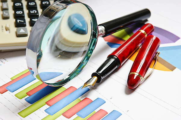 포토 JPG 해외이미지 직업 산업 탁자 그래프 사람없음 사무실 펜 공연 도구 기록 고리 계산 카운트 해외202004 해외포토 가구 비즈니스 이벤트 필기구 파일형식 이미지허브