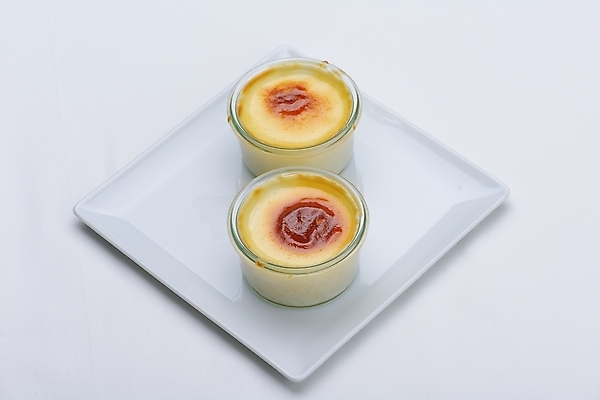 포토 JPG 해외이미지 실내 사람없음 두개 흰배경 푸딩 크렘브륄레 해외202004 해외포토 백그라운드 2 디저트 내부 흰색 파일형식 이미지허브