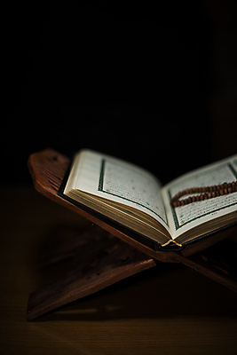 포토 JPG 해외이미지 종교 종이 백그라운드 텍스트 사람없음 목재 책 초록색 단어 빛 검은색 기도 오픈 이슬람교 편지 읽기 묘사 보케 법 문학 증거 페이지 신성 묵주 대본 신앙심 아랍어 옛날 충실 해외202004 해외포토 나무 문자 컬러 재료 종교용품 모션 파일형식 이미지허브