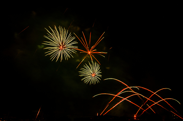 포토 JPG 해외이미지 백그라운드 하늘 불 불꽃 새로움 기념 폭죽 사람없음 빨간색 파티 검은색 흰색 축하 업무 야간 폭발 파열 해외202004 해외포토 자연요소 컬러 컨셉 이벤트 작업 파일형식 이미지허브