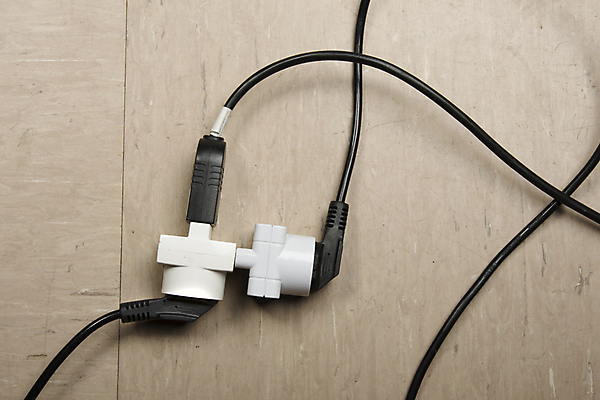 포토 JPG 해외이미지 선 벽 백그라운드 바닥 아파트 주택 실내 사람없음 내부 가로 상자 힘 방 장비 에너지 흰색 수리 콘센트 플러그 코드 확대 보호 연결 위험 플라스틱 순환 철사 시스템 스위치 고립 과부하 설치 옛날 전압 콘크리트 공급 많음 해외202004 해외포토 컬러 컨셉 모션 재질 건물 파일형식 이미지허브