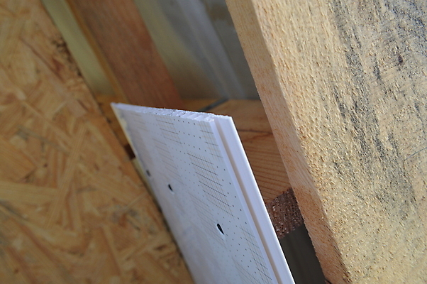 포토 JPG 해외이미지 손 외관 건축양식 지붕 주택 사람없음 야외 변화 수리 플라스틱 튜브 배수구 보유 설치 파이프라인 해외202004 해외포토 건축 컨셉 재질 건물 신체부위 파이프_관 파일형식 이미지허브