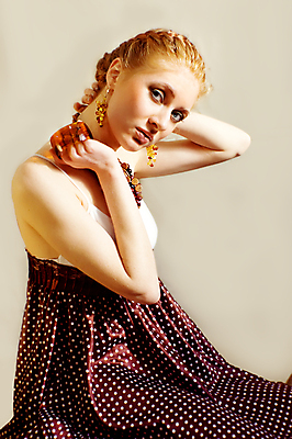 포토 JPG 해외이미지 백인 모델 여자 포즈 목걸이 한명 청년 성인 유행 귀걸이 수확 흰색 표현 고급 보석 복고 구식 스타일 세련 해외202004 해외포토 서양인 1 컬러 컨셉 농업 장신구 사람 광석 파일형식 이미지허브