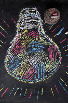 포토 JPG 해외이미지 디자인 행복 컨셉 전구 성공 미래 아이디어 사람없음 빛 컬러풀 칠판 분필 혁명 발명 해외202004 해외포토 감정 컬러 초크 파일형식 이미지허브