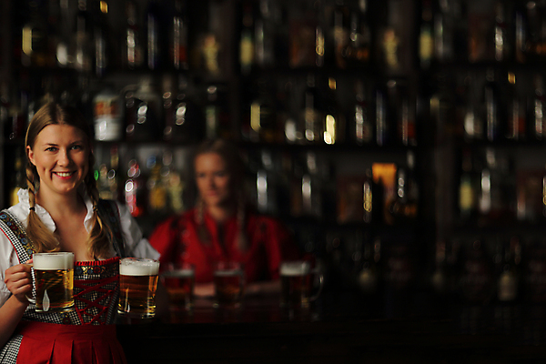 포토 JPG 해외이미지 전통 드레스 여자 행복 음료 2 유리 맥주 독일 미소 두명 금발 파티 거품 머그컵 축하 잡기 바 웨이트리스 던들 옥토버페스트 바이에른 해외202004 해외포토 헤어스타일 옷 감정 유럽 컨셉 모션 재질 주류 표정 사람 이벤트 컵 종업원 파일형식 이미지허브