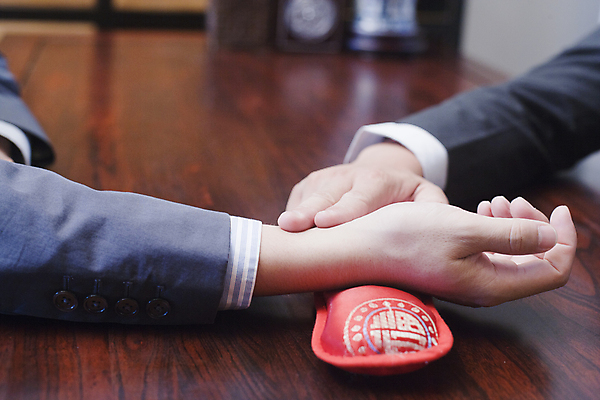 포토 JPG 해외이미지 직업 손 전통문화 쿠션 손가락 중국문화 함께함 실내 두명 옆모습 아웃포커스 가로 빨간색 30대 컬러풀 건강관리 믿음 중국 환자 의사 약재 닫기 책상 베이징 팔 돌봄 해외202004 해외포토 동양문화 전통 감정 아시아 문화 뷰포인트 컬러 외국문화 가구 컨셉 의학 모션 촬영기법 건강 관리 사람 내부 신체부위 장년 약 의료진 파일형식 이미지허브