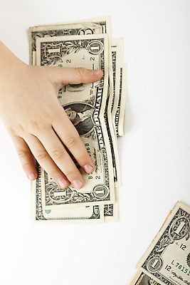 포토 JPG 해외이미지 1 손 종이 어린이 백그라운드 컨셉 돈 비즈니스 손가락 관리 사람없음 금융 경제 숫자 판매 달러 거래 흰색 잡기 계산 재산 구매 주식 심볼 속도 주기 경영자 투자 이익 계산서 대출 수입 예산 카운트 해외202004 해외포토 문자 컬러 모션 사람 신체부위 쇼핑 리더 파일형식 이미지허브