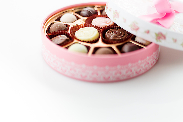 포토 JPG 해외이미지 모양 꽃 리본 음식 분홍색 휴가 디저트 발렌타인데이 사랑 사람없음 상자 노란색 초콜릿 희망 여러개 하트 원형 달콤 작음 활 충동구매 해외202004 해외포토 도형 식물 감정 컬러 다수 데이이벤트 쇼핑 맛 크기 과소비 파일형식 이미지허브