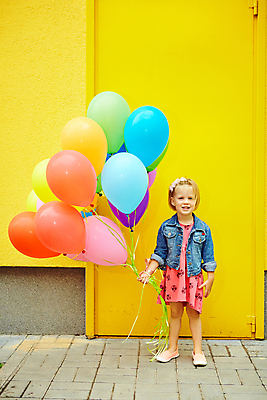 포토 JPG 해외이미지 백인 1 라이프스타일 행복 어린이 장난 자연 놀이 하늘 한명 미소 사람 야외 초록색 여름 파란색 컬러풀 금발 파티 기쁨 자유 흰색 축하 아기 생일 작음 풍선 걸음마 헬륨 해외202004 해외포토 서양인 헤어스타일 계절 기념일 감정 컬러 컨셉 모션 표정 이벤트 생활 원소 크기 생태계 파일형식 이미지허브
