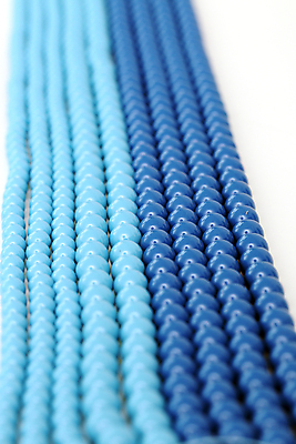 포토 JPG 해외이미지 전통 디자인 선 파도 백그라운드 패턴 목걸이 팔찌 탁자 주택 취미 사람없음 파란색 빛 컬러풀 유행 흰색 직물 작음 바느질 플라스틱 보석 부드러움 고립 핸드메이드 많음 해외202004 해외포토 바다 컬러 가구 컨셉 무늬 장신구 재질 건물 감각 크기 광석 파일형식 이미지허브