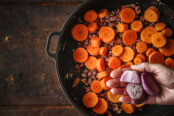 포토 JPG 해외이미지 전통 손 음식 분홍색 조각 백그라운드 채소 오렌지 재료 탁자 양파 육류 요리 사람없음 가로 갈색 금속 보라색 검은색 당근 튀김 흰색 뜨거움 냄비 자르기 굽기 부식 준비 날것 베이컨 버터 프랑스어 옛날 샬롯 해외202004 해외포토 문자 컬러 가구 과일 식재료 모션 재질 뿌리채소 돼지고기 신체부위 솥 구이 파일형식 이미지허브