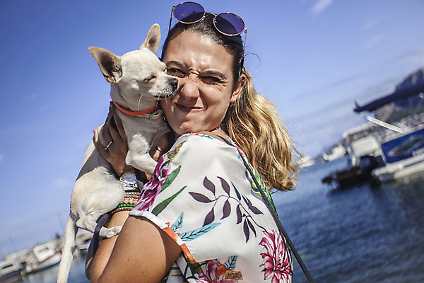 포토 JPG 해외이미지 동물 백인 라이프스타일 응시 여자 행복 얼굴 어린이 백그라운드 포옹 놀이 함께함 사랑 미소 사람 사람없음 야외 반려동물 유행 귀여움 우정 미니어처 흰색 아기 개 강아지 작음 치와와 송곳니 기르기 해외202004 해외포토 서양인 시선 감정 컬러 컨셉 포유류 안기 표정 생활 신체부위 친구 모형 치아 크기 돌봄 파일형식 이미지허브