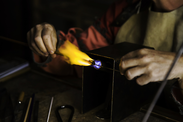 포토 JPG 해외이미지 모양 전통 손 산업 문화 오렌지 비즈니스 공 공장 유리 불 노동자 이스탄불 따뜻함 미술 사람없음 빛 이탈리아 장비 공구 업무 뜨거움 작업실 불기 만들기 예술가 베네치아 장인 주인 광 방법 용광로 타격 핸드메이드 해외202004 해외포토 자연요소 직업 유럽 과일 공업 모션 재질 문화예술 신체부위 도구 작업 파일형식 튀르키예 이미지허브