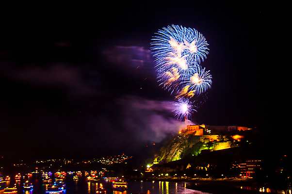 포토 JPG 해외이미지 독일 사람없음 축제 어둠 보트 야간 타운 빛망울 해외202004 해외포토 자연요소 유럽 배_교통 빛 도시 파일형식 이미지허브