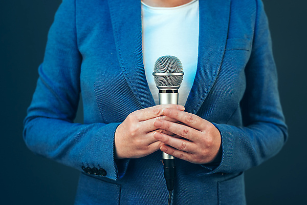 포토 JPG 해외이미지 백인 직업 손 여자 비즈니스 통신 회의 한명 정장 텔레비전 장비 정보 비즈니스우먼 기자 뉴스 우아함 토론 질문 마이크 면접 방송 언론 리포터 일반 정치가 해외202004 해외포토 서양인 1 옷 음향기기 컨셉 사람 신체부위 전자제품 직장인 파일형식 이미지허브