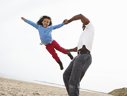 포토 JPG 해외이미지 라이프스타일 여자 남자 딸 행복 어린이 모래 가족 놀이 엄마 휴가 함께함 미소 웃음 사람 여러명 20대 야외 두명 가로 30대 침묵 활발 아빠 즐거움 혼혈 해외202004 해외포토 감정 다수 컨셉 관계 표정 청년 생활 장년 소리 다문화 파일형식 이미지허브