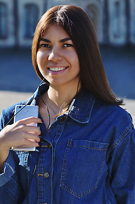 포토 JPG 해외이미지 라이프스타일 여자 아시아 얼굴 여행 백그라운드 셔츠 인터넷 가방 비즈니스 자연 모바일 거리 한국 한명 미소 사람 동양인 성인 여름 스마트폰 핸드폰 청춘 사무실 태양 유행 걷기 일본 중국 봄 에너지 타이핑 도시 작업 메시지 이메일 무선전화기 해외202004 해외포토 자연요소 1 잡화 계절 나라 컨셉 상의 모션 표정 인종 생활 신체부위 전자제품 스마트기기 전화기 생태계 파일형식 이미지허브