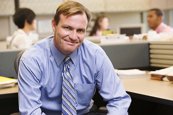 포토 JPG 해외이미지 백인 응시 여자 남자 행복 40대 중년 비즈니스 노동자 실내 한명 미소 사람 앉기 여러명 가로 사무실 업무 작업 직장인 비즈니스맨 책상 동료 바쁨 경영 해외202004 해외포토 서양인 직업 1 시선 감정 가구 다수 관계 모션 표정 성인 내부 파일형식 이미지허브