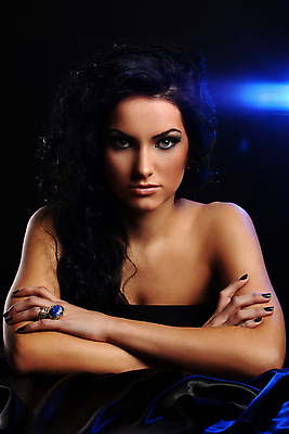 포토 JPG 해외이미지 백인 여자 얼굴 한명 성인 뷰티 검은색 흰색 자신감 파마 고급 우아함 저녁 피부 입술 섹슈얼리티 의료성형뷰티 해외202004 해외포토 서양인 1 헤어스타일 감정 컬러 컨셉 사람 신체부위 야간 파일형식 이미지허브