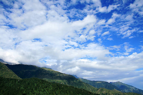 포토 JPG 해외이미지 여행 하늘 산 풍경 사람없음 초록색 파란색 트래킹 하이킹 황무지 보호 숲 인도인 언덕 생태계 지역 북쪽 타운 멀리 내추럴 힌두교 해외202004 해외포토 외국인 종교 컬러 컨셉 레저 동양인 도시 방향 파일형식 이미지허브