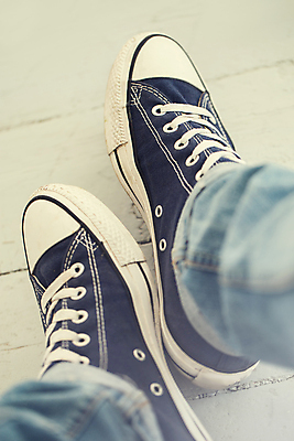 포토 JPG 해외이미지 라이프스타일 옷 남자 문화 운동화 신발 발 거리 바닥 아파트 주택 사람 소년 사람없음 목재 10대 파란색 청춘 유행 수확 흰색 청바지 도시 쌍 플랫 클래식 복고 양발 펑크 스타일 해외202004 해외포토 나무 어린이 컬러 컨셉 농업 재료 바지 청소년 건물 생활 신체부위 파일형식 이미지허브