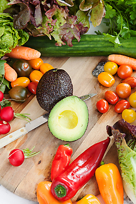 포토 JPG 해외이미지 피망 오이 도마 건강 사람없음 당근 샐러드 신선 상추 허브 유기농 아보카도 해외202004 해외포토 식물 웰빙 음식 채소 과일 주방용품 뿌리채소 파일형식 이미지허브