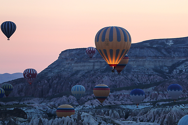 포토 JPG 해외이미지 주간 하늘 카파도키아 풍경 사람없음 야외 열기구 비행 해외202004 해외포토 자연요소 항공교통 파일형식 튀르키예 이미지허브