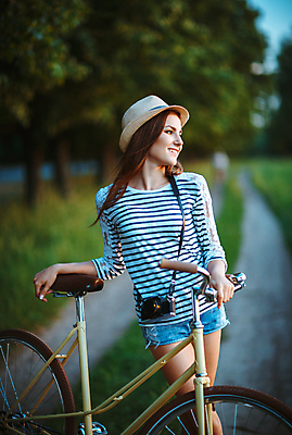 포토 JPG 해외이미지 나무 백인 공원 여자 행복 도로 여행 자연 휴가 건강 한명 사람 성인 야외 여름 자전거 승차 사이클링 라이더 해외202004 해외포토 서양인 식물 1 계절 공공시설 감정 길 교통시설 모션 바이크 육상스포츠 생태계 파일형식 이미지허브