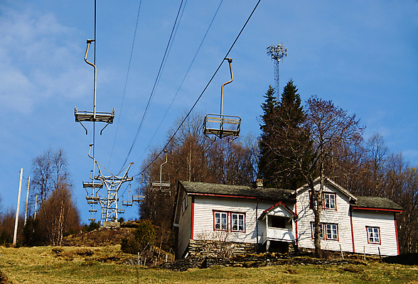 포토 JPG 해외이미지 나무 계절 스포츠 의자 자연 하늘 휴가 스키 안테나 풍경 경사 사람없음 야외 여름 파란색 태양 맑음 봄 하이킹 흰색 승차 숲 언덕 리프트 리빙 돛대 옛날 해외202004 해외포토 자연요소 식물 컬러 가구 통신 모션 레저 날씨 겨울스포츠 생태계 파일형식 이미지허브