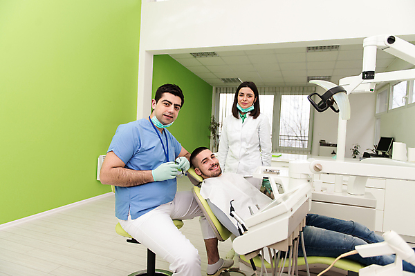 포토 JPG 해외이미지 백인 직업 커플 여자 남자 행복 벽 2 건강 치과 병원 실험 작업복 미소 웃음 사람 성인 세명 초록색 사무실 약 환자 의사 자신감 치아 연습 치과의사 약속 방문 보여주기 외과 돌봄 승인 의료성형뷰티 표현성 해외202004 해외포토 서양인 옷 감정 컬러 비즈니스 의학 관계 모션 표정 의료진 소화기관 파일형식 이미지허브