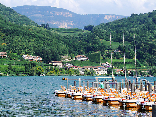 포토 JPG 해외이미지 응시 호수 산 부츠 풍경 사람없음 물 항구 이탈리아 보트 방파제 해외202004 해외포토 자연요소 시선 공공시설 유럽 신발 배_교통 교통시설 파일형식 이미지허브