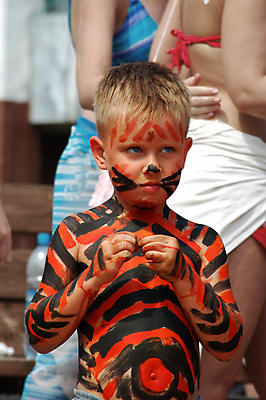 포토 JPG 해외이미지 아들 얼굴 어린이 스포츠 바다 포즈 신체 가족 놀이 휴가 한명 물 여름 햇빛 태양 기쁨 할로윈 젖음 자녀 뜨거움 그리기 호랑이 유머 조커 해외202004 해외포토 자연요소 1 계절 감정 포유류 관계 모션 사람 신체부위 파일형식 이미지허브