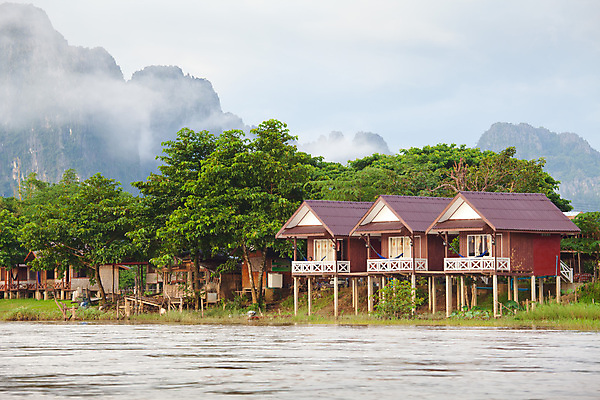 포토 JPG 해외이미지 구름 전통 아시아 여행 자연 하늘 휴가 산 파노라마 동양인 풍경 사람없음 야외 물 강 마을 일몰 보트 강가 오두막 열대우림 휴양지 라오스 튜브 방갈로 메콩강 해외202004 해외포토 자연요소 나라 배_교통 숙소 촬영기법 인종 노을 장소 숲 생태계 파일형식 이미지허브