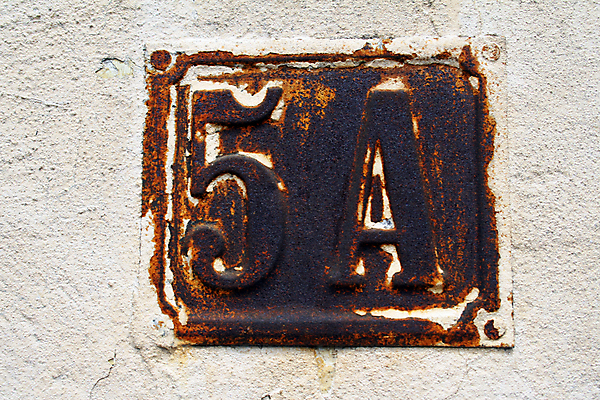 포토 JPG 해외이미지 접시 벽 건축양식 주택 사람없음 파란색 숫자 문 금속 회색 흰색 도시 행운 편지 우체부 크림 오브젝트 부식 대문 5 타운 주소 타입 공동주택 엘리먼트 옛날 철강 스타일 해외202004 해외포토 직업 문자 식기 건축 컬러 컨셉 재질 건물 파일형식 이미지허브