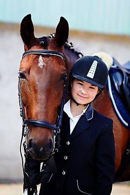 포토 JPG 해외이미지 동물 직업 여자 남자 얼굴 스포츠 포즈 포유류 자연 한명 사람 야외 울타리 반려동물 갈색 경쟁 흰색 승마 승차 갈기 안장 굴레 방목장 해외202004 해외포토 1 컬러 컨셉 모션 신체부위 담장 생태계 파일형식 이미지허브