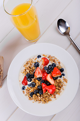 포토 JPG 해외이미지 음식 과일 딸기 아침 사람없음 식사 주스 우유 사발 아침식사 시리얼 블루베리 내추럴 뮤즐리 해외202004 해외포토 주간 음료 유제품 사기그릇 파일형식 이미지허브